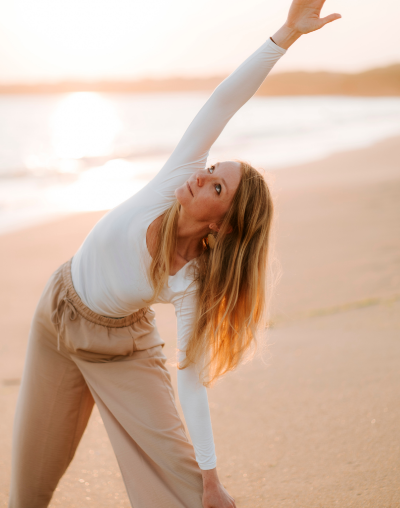 Pauline Bonte cours de yoga vinyasa hatha yoga adapté consultation naturopathe pont l'abbé Plomelin Quimper pays bigouden finistère sud