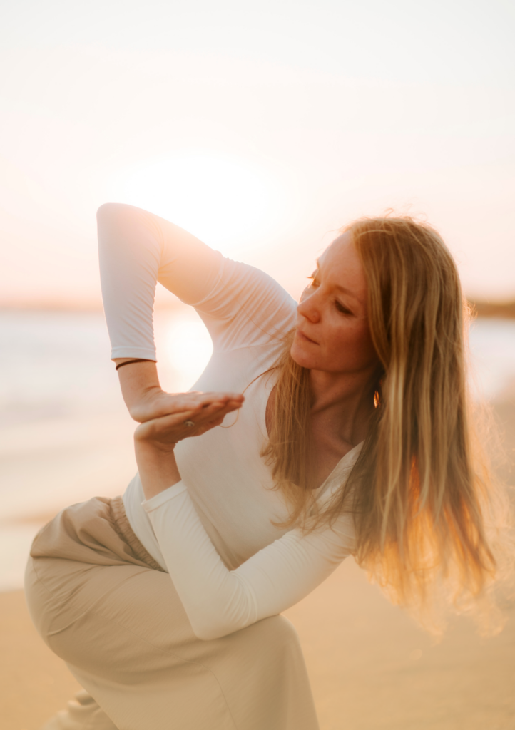 Pauline Bonte cours de yoga vinyasa hatha yoga adapté consultation naturopathe naturopathie pont l'abbé Plomelin Pluguffan Tremeoc Ploneour-Lanvern Penmarch Combrit Quimper Plobannalec pays bigouden finistère sud Bretagne avis yoga sur la plage Tronoën saint-jean trolimon